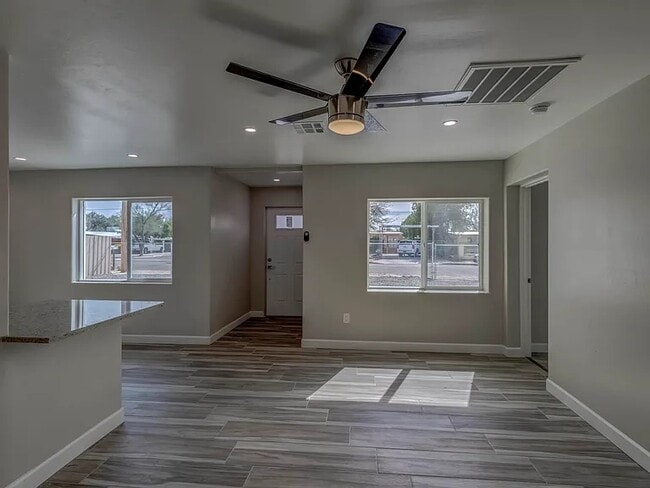 Building Photo - 405 E Mohave Rd