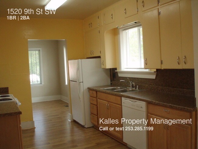 Building Photo - Cute 1 Bed 1.5 Bath + Family Room Home in ...