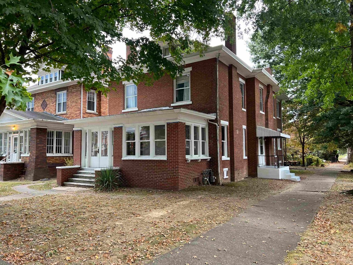 Primary Photo - 743 11th Ave