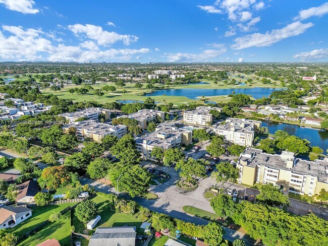 Foto del edificio - 6841 SW 147th Ave