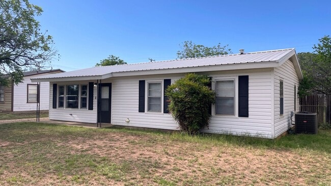 Building Photo - Your Snyder Sanctuary Awaits: 3 Beds, Big Yard & All the Modern Comforts You Crave!