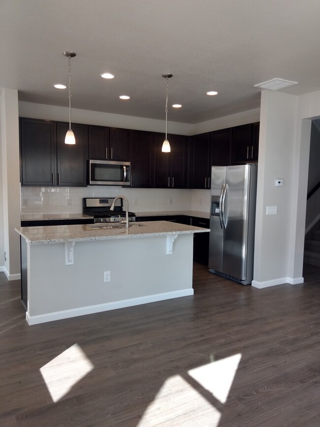 Building Photo - Spectacular 3 BED/2.5 BATH West Arvada Tow...