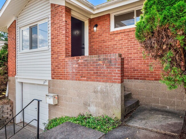 Foto del edificio - FULLY RENOVATED 3 BEDROOM IN PENN HILLS!