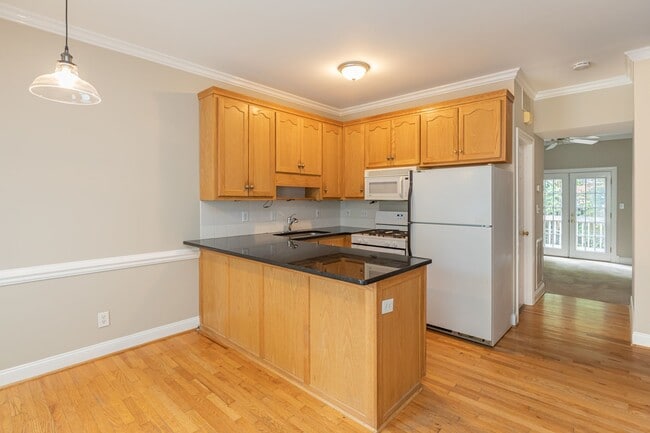 Building Photo - TH - End Unit Close to Downtown!  Just Pai...