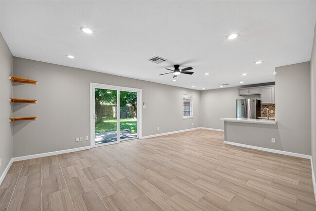 Building Photo - 7607 Tanager St