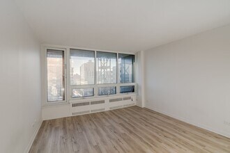 Building Photo - 1975 Maisonneuve Blvd W