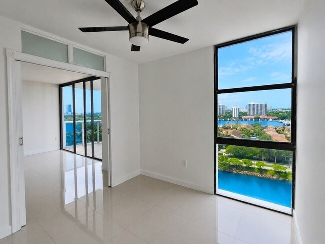 Foto del edificio - 3675 N Country Club Dr