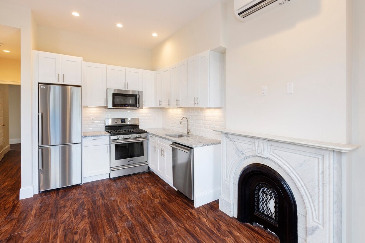 Primary Photo - Charming 1 Bedroom-No Broker Fee