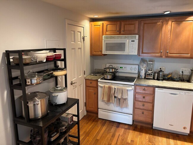 Foto del edificio - NO FEE!  Pet-friendly Brighton 2 bed with parking avail for rent