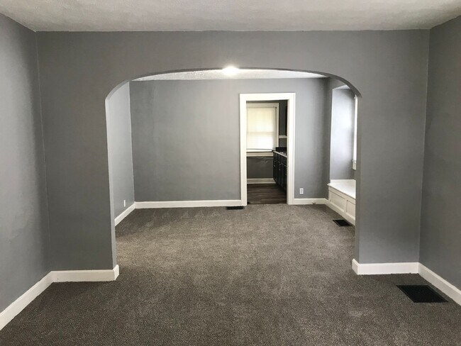 Foto del edificio - Near Downtown - 2 BR home