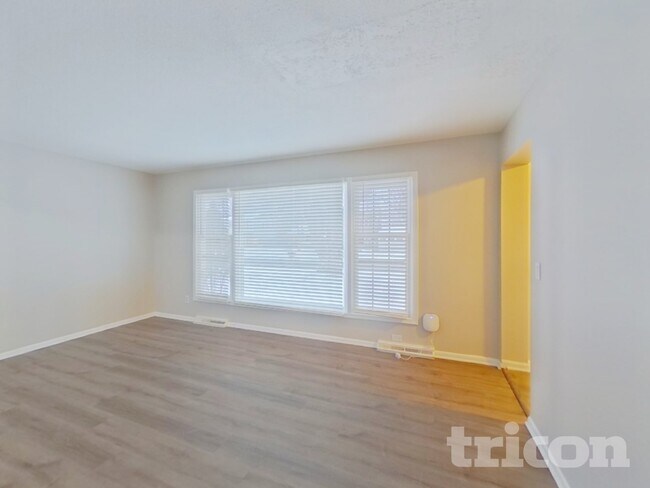 Foto del edificio - 7081 Montrose Rd