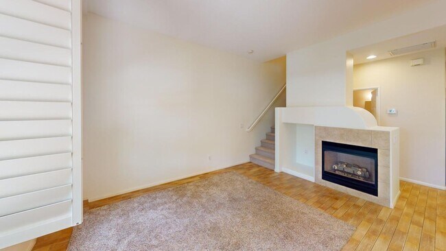 Building Photo - Beautiful 2BD / 2.5BA Townhome Located in ...