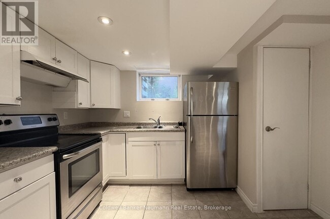 Building Photo - 17 Ottawa Crescent