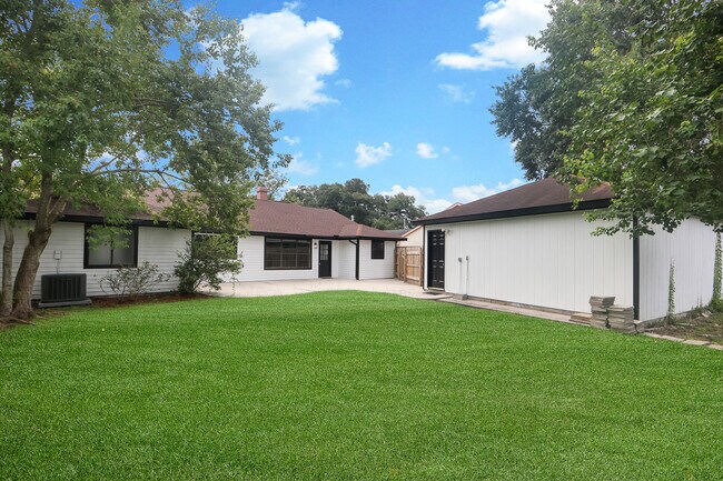 Área trasera de la casa - 811 N Lake Verret Ct