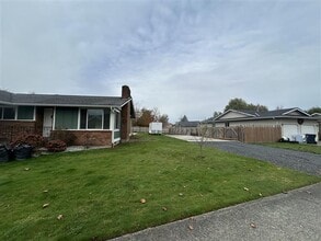 Building Photo - 209 E 3rd St