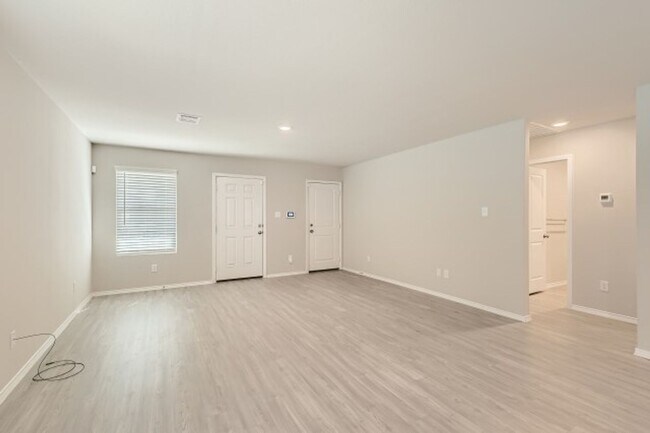 Building Photo - Cozy 3 bedroom off 211 and 90! 10 miles fr...
