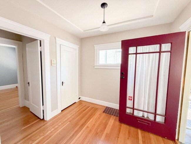 Building Photo - Charming Glenview Bungalow Steps Aways fro...