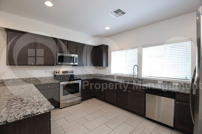 Foto del edificio - 240 W Juniper Ave