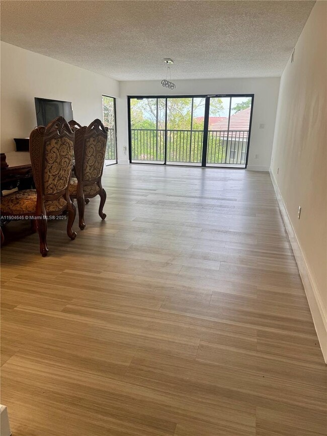 Foto del edificio - 605 Ives Dairy Rd