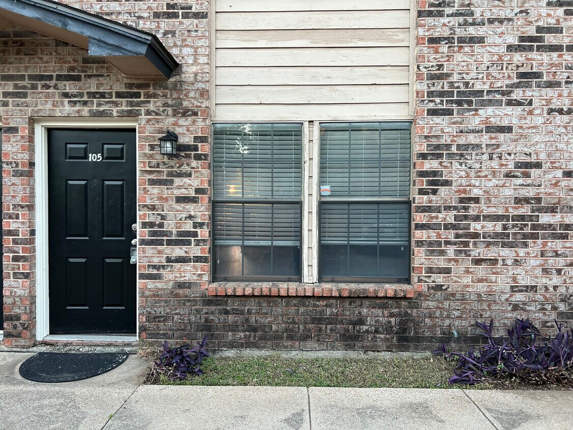 Primary Photo - 600 Grand Ave