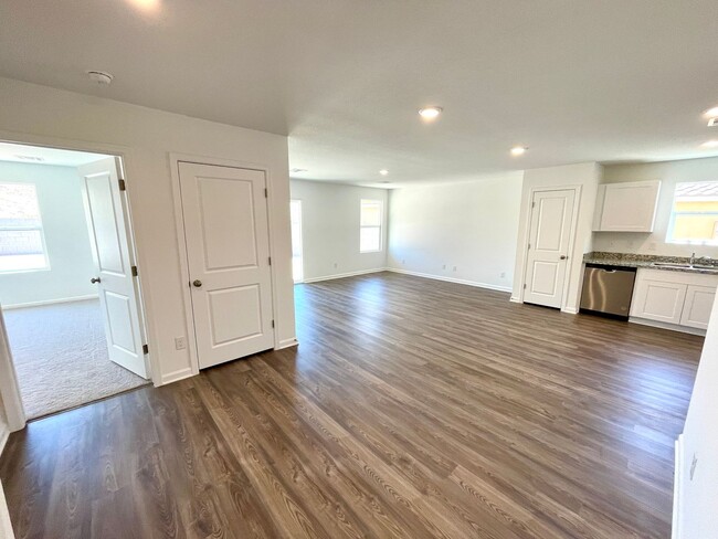 Building Photo - Beautiful New 3 Bedroom Home in the New Ra...