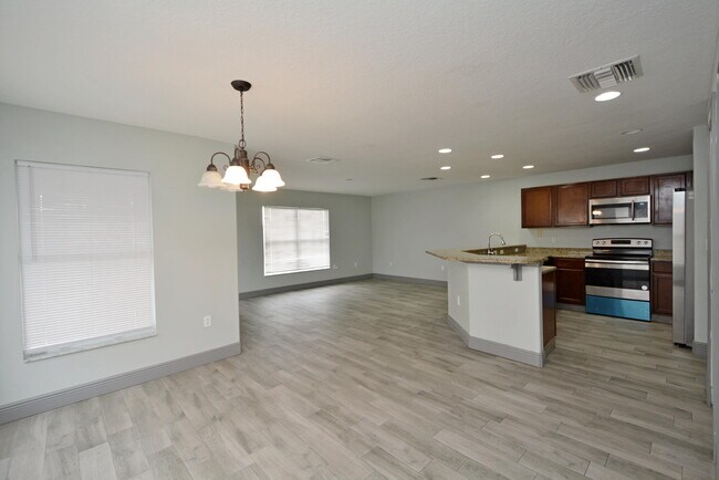 Building Photo - 915 Twisting Branch Ct