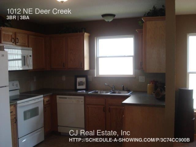 Foto del edificio - 1012 NE Deer Creek Rd