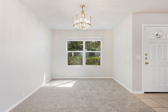 Foto del edificio - Rare 5 Bedroom Home Available for Immediate Move In w/downstairs Master Bedroom