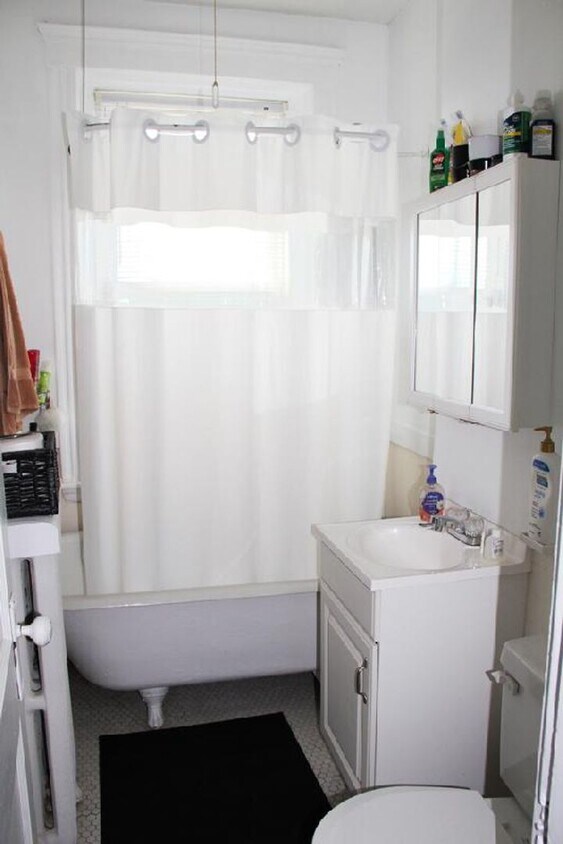 Building Photo - Charming 1 Bedroom
