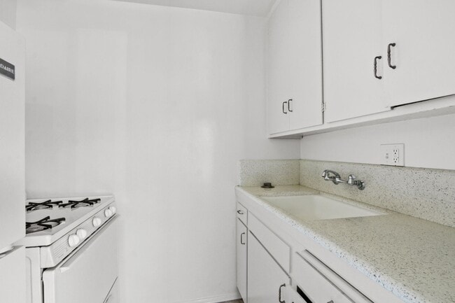 Building Photo - 10910 Santa Monica Blvd