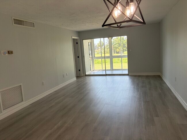 Foto del edificio - 3437 Bee Ridge Rd