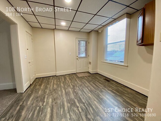 Building Photo - 2 bedroom 1/2 house for rent