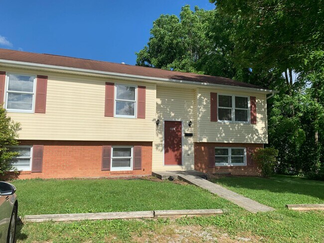Building Photo - 4 Bedroom 3 Bath House with 2 Car Detached...
