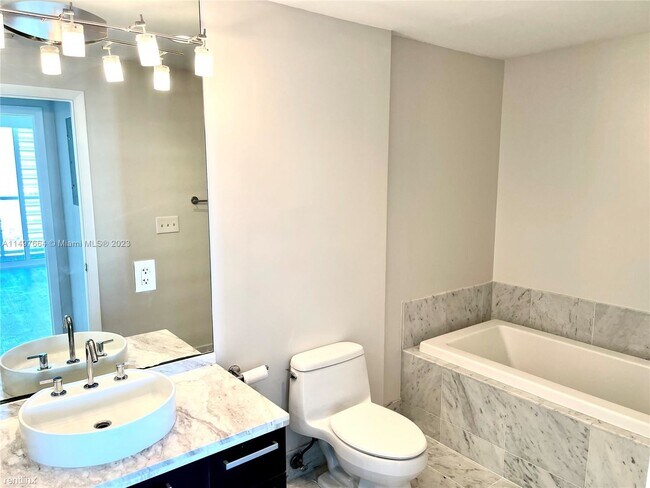 Foto del edificio - 1 br, 1 bath Condo - 244 Biscayne Blvd Apt...