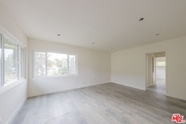 Foto del edificio - 10043 Haines Canyon Ave