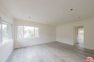 Building Photo - 10039 Haines Canyon Ave