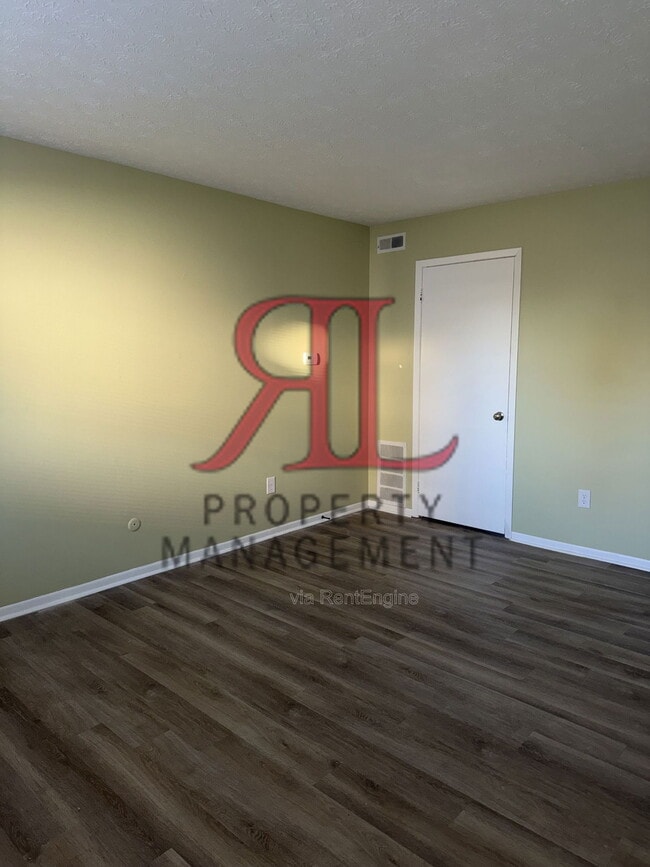 Building Photo - 596 E Gates St