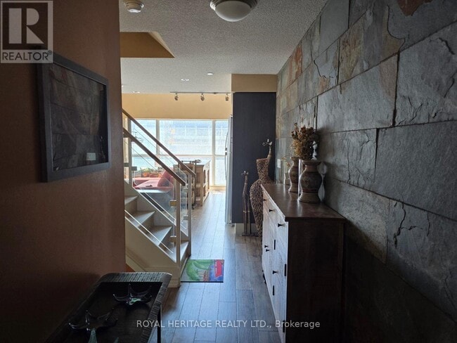Building Photo - 386 Yonge St