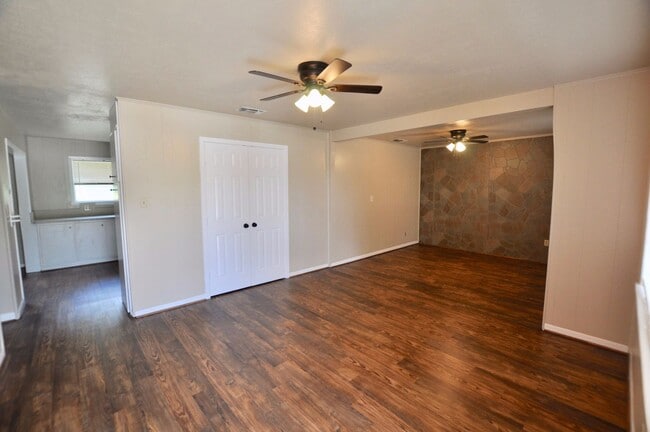 Building Photo - FOR LEASE! 2 Bedroom, 1.5 Bathroom - Brick...