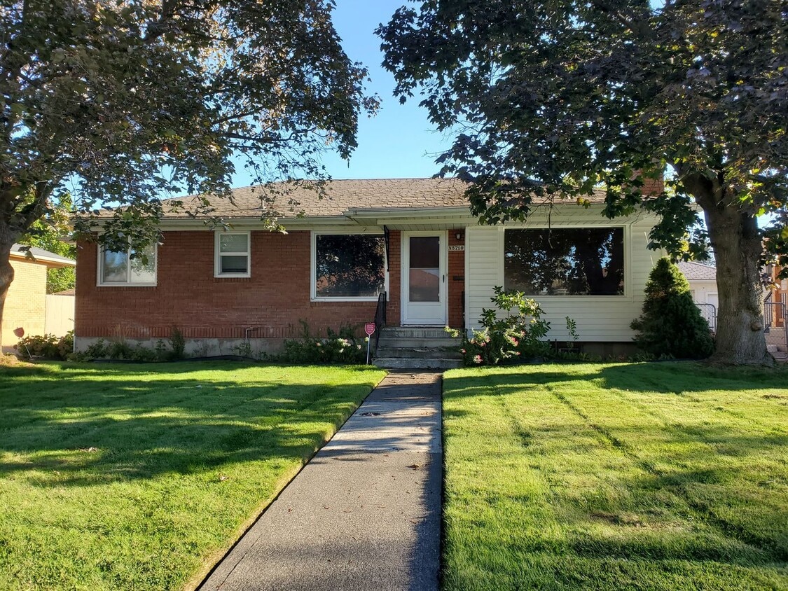 Foto principal - Charming 4 BR/ 2 BA North Spokane Home