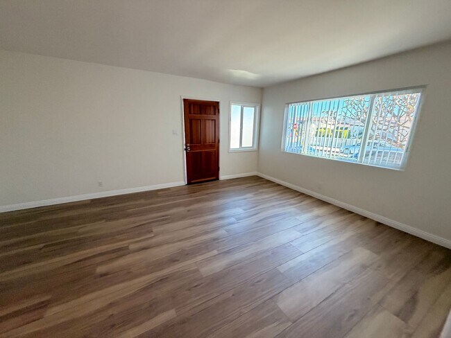 Foto del edificio - Completely Remodeled 2 Bed, 1 Bath in San Pedro w/ Garage Parking!