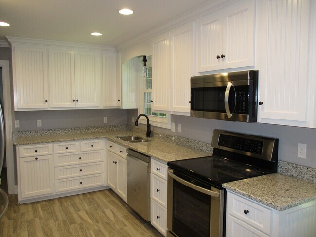 Foto del edificio - 3 Bedroom 2 Bath Home For Rent Across From...