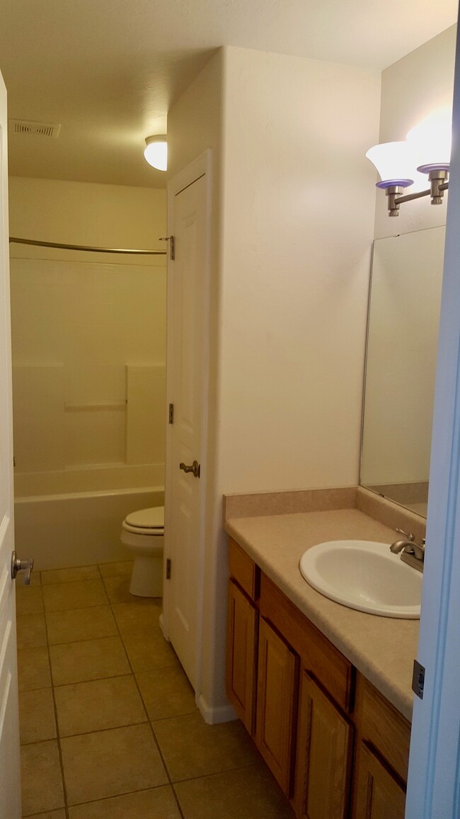 Building Photo - 2801 Glen Oak Dr