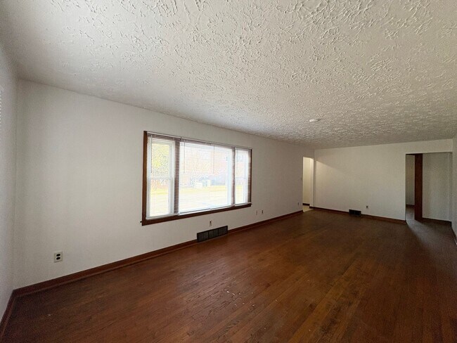 Foto del edificio - Attached Garage 3 Bed 2 Bath