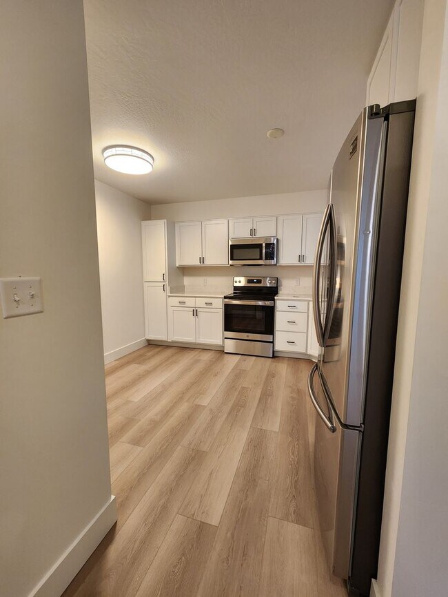 Building Photo - Beautiful Two Bedroom Townhouse Near the R...