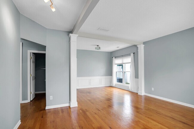 Photo - 365 Cadeleigh Ct House