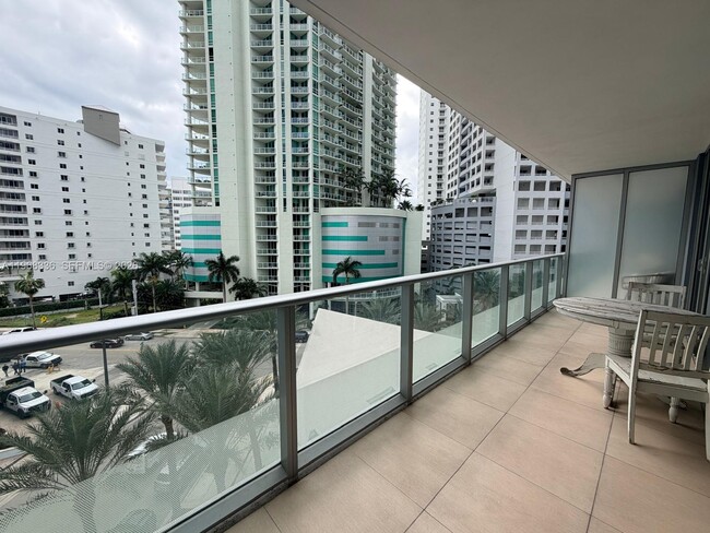 Foto del edificio - 1300 Brickell Bay Dr