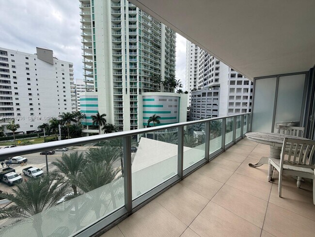 Building Photo - 1300 Brickell Bay Dr