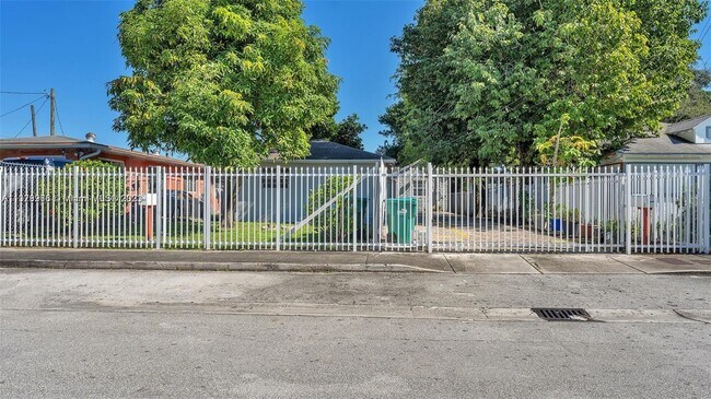 Foto del edificio - 4651 NW 23rd Ct