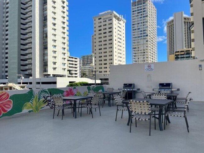 Foto del edificio - Partly Furnished / 1 Bedroom, 1 Bathroom, 1 Parking (Waikiki Skytower)
